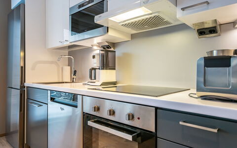 Golfarinkunnas 9A: Toestel Van De Keuken, Keuken, Countertop, Cabinetry, Major Appliance, Fornuis, Huishoudapparatuur, Interieur Ontwerp, Fornuis, Flooring