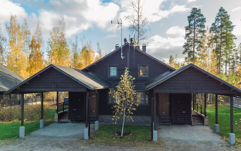Golfarinkunnas 9B: Hout, Dak, Huis, Huis, Verblijf, Siding, Schaduw, Werf, Garden Gebouwen, Oprit