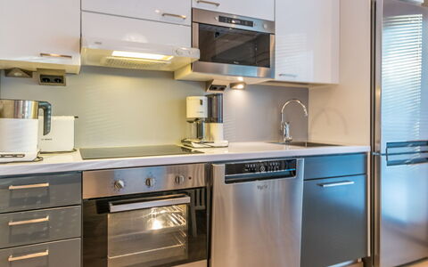 Golfarinkunnas 9B: Toestel Van De Keuken, Keuken, Countertop, Cabinetry, Major Appliance, Huishoudapparatuur, Meubilair, Flooring, Interieur Ontwerp, Fornuis