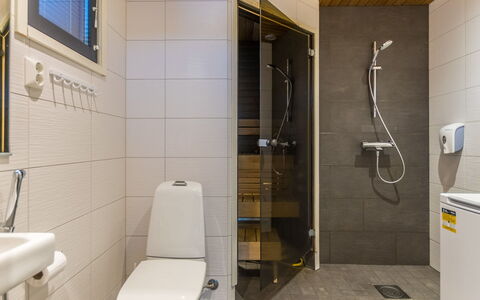 Golfarinkunnas 9B: Wc Bril, Flooring, Toilet, Badkamer, Loodgieterswerkinrichting, Verdieping, Muur, Interieur Ontwerp, Hout, Wastafel In De Badkamer