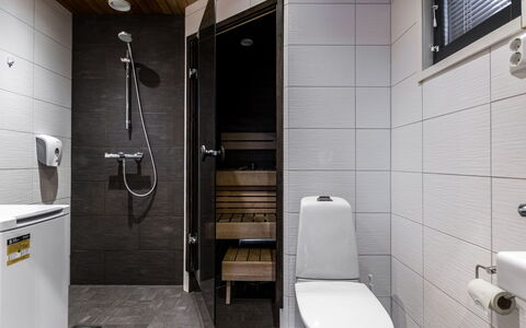 Golfarinkunnas 9C: Flooring, Wc Bril, Verdieping, Muur, Toilet, Interieur Ontwerp, Loodgieterswerkinrichting, Badkamer, Wastafel, Loodgieter