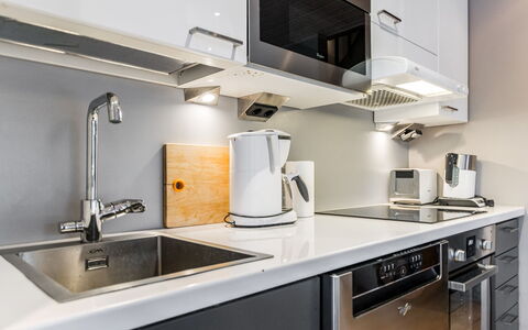 Golfarinkunnas 9C: Keuken, Countertop, Toestel Van De Keuken, Cabinetry, Major Appliance, Huishoudapparatuur, Fornuis, Interieur Ontwerp, Loodgieterswerkinrichting, Fornuis
