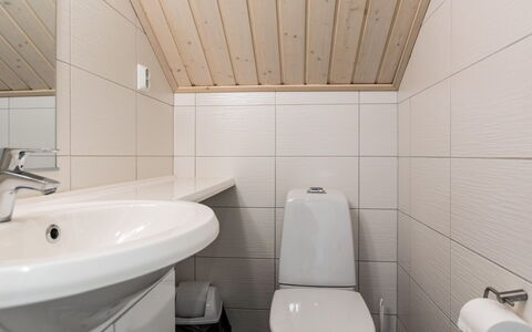 Golfarinkunnas 9C: Wastafel In De Badkamer, Badkamer, Loodgieterswerkinrichting, Flooring, Wastafel, Verdieping, Hout, Interieur Ontwerp, Kraan, Plafond