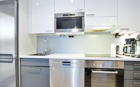 Golfarinkunnas 9E: Toestel Van De Keuken, Keuken, Countertop, Cabinetry, Major Appliance, Flooring, Huishoudapparatuur, Interieur Ontwerp, Hout, Meubilair