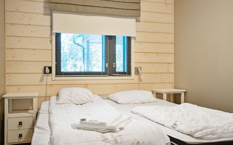 Golfarinkunnas 9E: Hout, Interieur Ontwerp, Verdieping, Meubilair, Kamer, Slaapkamer, Bed, Plafond, Laken, Raambekleding