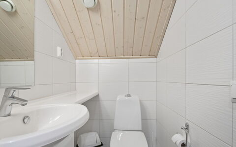 Golfarinkunnas 9E: Loodgieterswerkinrichting, Flooring, Wastafel In De Badkamer, Verdieping, Badkamer, Hout, Wastafel, Interieur Ontwerp, Plafond, Kraan