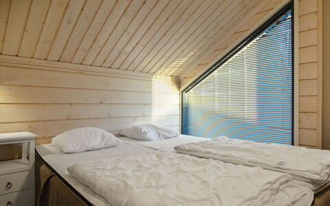 Golfarinkunnas 9E: Hout, Plafond, Slaapkamer, Hardwood, Beits, Daylighting, Bed, Blokhut, Raambekleding, Bedding
