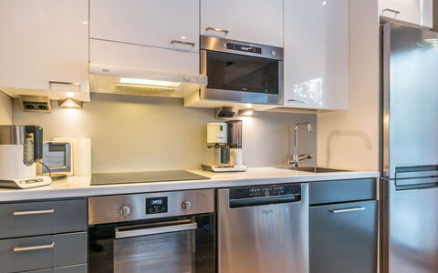 Golfarinkunnas 9F: Toestel Van De Keuken, Keuken, Cabinetry, Countertop, Major Appliance, Huishoudapparatuur, Fornuis, Interieur Ontwerp, Fornuis, Meubilair