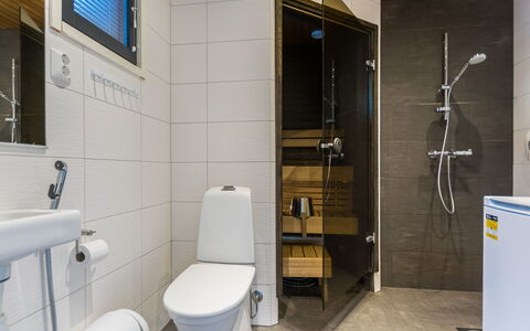 Golfarinkunnas 9F: Wc Bril, Flooring, Toilet, Loodgieterswerkinrichting, Badkamer, Verdieping, Interieur Ontwerp, Muur, Hout, Wastafel