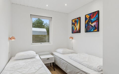 Deik - 1Km from the Sea: Plafond, Verdieping, Interieur Ontwerp, Flooring, Slaapkamer, Bed, Kamer, Bedding, Hoofdkussen, Kussen Gooien