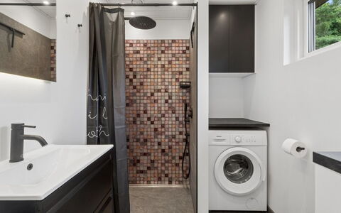Deik - 1Km from the Sea: Wasmachine, Interieur Ontwerp, Muur, Flooring, Loodgieterswerkinrichting, Verdieping, Badkamer, Wasdroger, Plafond, Badkamerkast