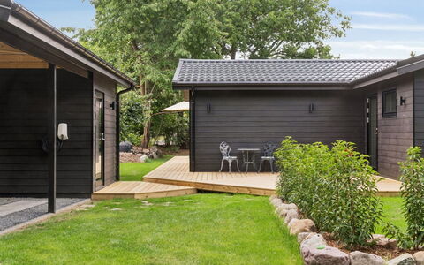 Deik - 1Km from the Sea: Hout, Huis, Dak, Huis, Verblijf, Siding, Deur, Groundcover, Garden Gebouwen, Tuin