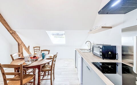 Gîte de la Grée: Meubilair, Interieur Ontwerp, Flooring, Hout, Plafond, Verdieping, Keuken, Stoel, Kamer, Houten Vloer