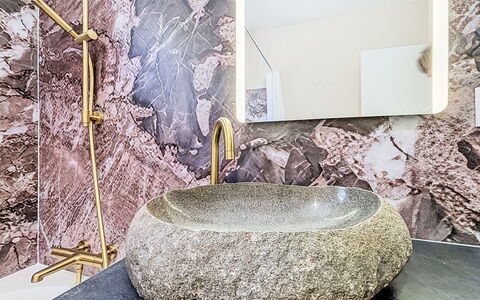 Gîte de la Grée: Loodgieterswerkinrichting, Interieur Ontwerp, Badkamer, Kraan, Wastafel, Loodgieter, Spiegel, Ceramic, Wastafel In De Badkamer, Natuurlijk Materiaal