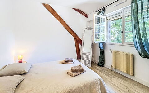 Gîte de la Grée: Bed, Interieur Ontwerp, Meubilair, Slaapkamer, Flooring, Muur, Verdieping, Laken, Bedding, Hout