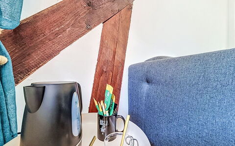 Gîte de la Grée: Meubilair, Interieur Ontwerp, Textiel, Elektronisch Apparaat, Verlichting, Kamer, Kussen, Woonkamer, Kussen Gooien, Hoofdkussen