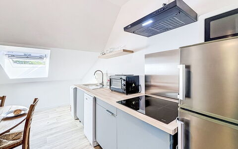 Gîte de la Grée: Keuken, Meubilair, Flooring, Hout, Toestel Van De Keuken, Interieur Ontwerp, Major Appliance, Verdieping, Countertop, Cabinetry
