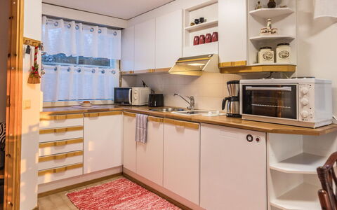 Ukonpuoti 15-16 Kerrostalo: Keuken, Meubilair, Cabinetry, Interieur Ontwerp, Toestel Van De Keuken, Countertop, Hout, Flooring, Major Appliance, Kamer