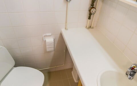 Ukonpuoti 15-16 Kerrostalo: Badkamer, Wastafel In De Badkamer, Loodgieterswerkinrichting, Muur, Wastafel, Wc Bril, Toilet, Flooring, Kraan, Verdieping