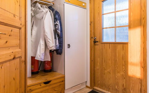 Ukonpuoti 15-16 Kerrostalo: Hout, Flooring, Verdieping, Kamer, Deur, Beits, Hardwood, Plafond, Plank, Cabinetry