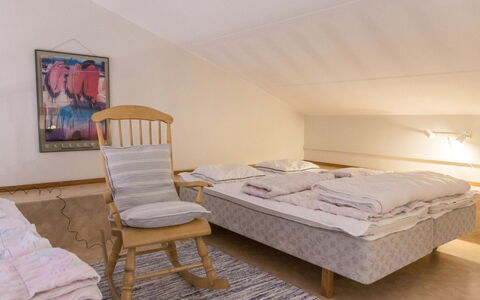 Ukonpuoti 15-16 Kerrostalo: Bed, Slaapkamer, Interieur Ontwerp, Bedding, Meubilair, Verdieping, Laken, Flooring, Hout, Linens