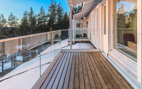 Ukonpuoti 15-16 Kerrostalo: Hout, Huis, Samengesteld Materiaal, Dek, Houten Vloer, Plank, Hardwood, Leuning, Balkon, Beits