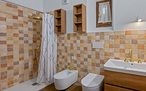 La Piazza Grand Vista Suite: Flooring, Muur, Loodgieterswerkinrichting, Verdieping, Badkamer, Wc Bril, Interieur Ontwerp, Toilet, Tegel, Wastafel