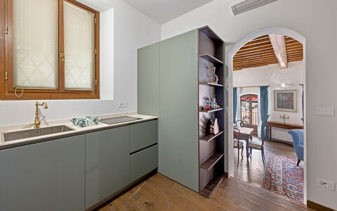 La Piazza Grand Vista Suite: Flooring, Interieur Ontwerp, Hout, Keuken, Countertop, Cabinetry, Meubilair, Verdieping, Huis, Toestel Van De Keuken