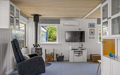 Agla - 350M from the Sea: Hout, Flooring, Interieur Ontwerp, Verdieping, Plafond, Meubilair, Kamer, Huis, Huishoudapparatuur, Woonkamer