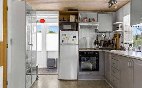 Agla - 350M from the Sea: Toestel Van De Keuken, Keuken, Major Appliance, Countertop, Huishoudapparatuur, Koelkast, Flooring, Hout, Interieur Ontwerp, Cabinetry