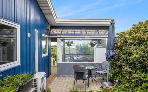 Agla - 350M from the Sea: Huis, Huis, Dak, Siding, Deur, Verblijf, Schaduw, Tuin, Bloempot, Werf