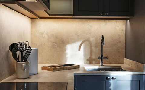 Casa Pernice: Countertop, Flooring, Loodgieterswerkinrichting, Kraan, Keuken, Interieur Ontwerp, Wastafel, Huishoudapparatuur, Toestel Van De Keuken, Loodgieter