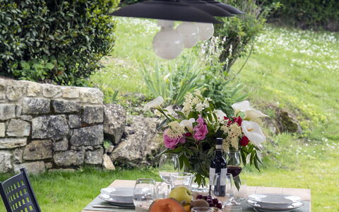 Casa Pernice: Meubilair, Tafel, Tableware, Stoel, Buitentafel, Buitenmeubels, Keuken En Eettafel, Restaurant, Schaduw, Tuin