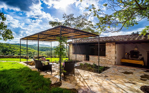 Casa All'Erta: Verblijf, Schaduw, Tuin, Flagstone, Backyard, Boerderij, Stenen Muur, Landscaping, Landgoed, Outdoor Structuur