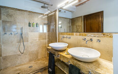 Casa All'Erta: Flooring, Loodgieterswerkinrichting, Interieur Ontwerp, Badkamer, Wastafel In De Badkamer, Verdieping, Wastafel, Kraan, Spiegel, Plafond