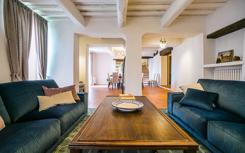 Casa All'Erta: Meubilair, Interieur Ontwerp, Bankstel, Flooring, Verdieping, Hout, Plafond, Kamer, Woonkamer, Verlichting