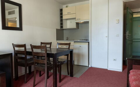 Virginia: Kamer, Interieur Ontwerp, Verdieping, Flooring, Appartement, Meubilair, Plafond, Bed, Hotel