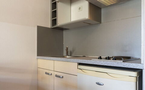 Virginia: Keuken, Countertop, Cabinetry, Toestel Van De Keuken, Interieur Ontwerp, Gootsteen, Major Appliance, Flooring, Kamer, Loodgieterswerkinrichting