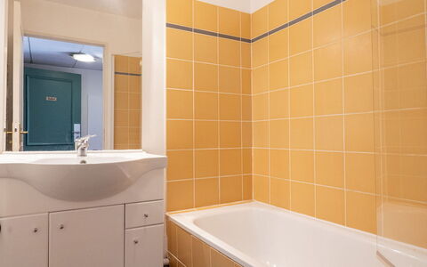 Virginia: Loodgieterswerkinrichting, Flooring, Interieur Ontwerp, Badkamer, Verdieping, Loodgieter, Plafond, Wastafel, Kraan, Tegel