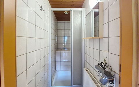 Brandnerhof: Muur, Flooring, Verdieping, Hout, Interieur Ontwerp, Loodgieterswerkinrichting, Plafond, Tegel, Loodgieter, Badkamer