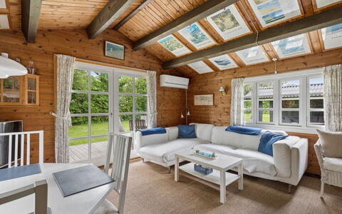 Saxi - 1.2Km from the Sea: Hout, Interieur Ontwerp, Bankstel, Plafond, Huis, Meubilair, Verblijf, Woonkamer, Blokhut