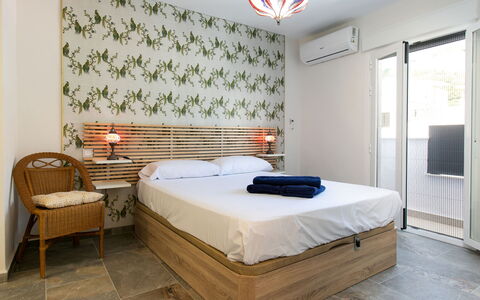 Alta: Meubilair, Interieur Ontwerp, Muur, Flooring, Verdieping, Hout, Slaapkamer, Bed, Plafond, Textiel