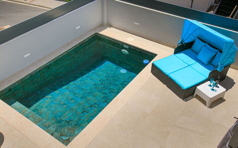 Alta: Blauw, Zwembad, Flooring, Verdieping, Samengesteld Materiaal, Buitenmeubels, Tegel, Ontwerp, Stoel, Ligstoel