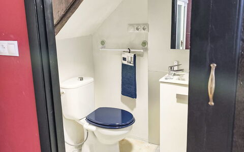 Pizarra: Wc Bril, Toilet, Badkamer, Loodgieterswerkinrichting, Loodgieter, Verdieping, Flooring, Bidet, Wastafel, Kraan
