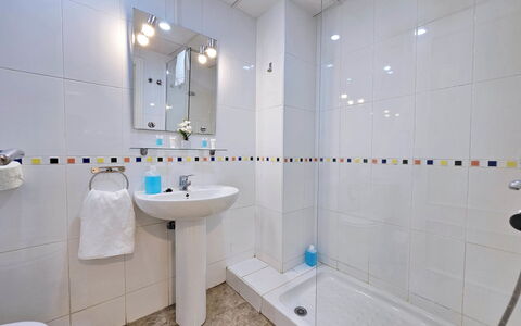 Cartagena 11: Loodgieterswerkinrichting, Flooring, Badkamer, Interieur Ontwerp, Verdieping, Kraan, Wastafel, Loodgieter, Tegel, Plafond