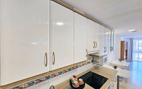 Cartagena 11: Keuken, Countertop, Hout, Interieur Ontwerp, Gootsteen, Flooring, Cabinetry, Loodgieterswerkinrichting, Kraan, Toestel Van De Keuken