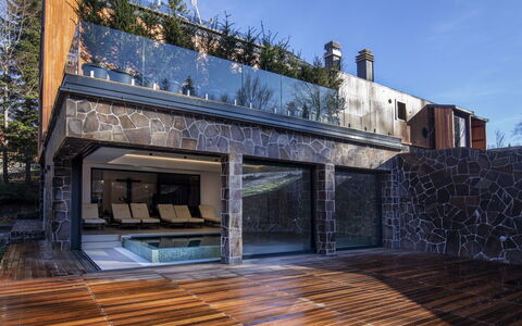 Valera Vita Forest: Hout, Zwembad, Architectuur, Flooring, Samengesteld Materiaal, Beton, Natuurlijk Materiaal, Hardwood, Toevlucht