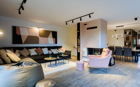 Valera Vita Forest: Meubilair, Interieur Ontwerp, Flooring, Verdieping, Muur, Lichte Inrichting, Bankstel, Plafond, Hout, Woonkamer