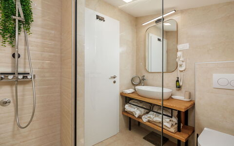 Valera Vita Forest: Badkamer, Flooring, Interieur Ontwerp, Loodgieterswerkinrichting, Muur, Verdieping, Wastafel In De Badkamer, Hout, Wastafel, Kraan