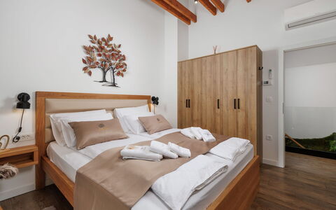Valera Vita Forest: Bed, Slaapkamer, Interieur Ontwerp, Bedding, Meubilair, Flooring, Hout, Laken, Verdieping, Kamer